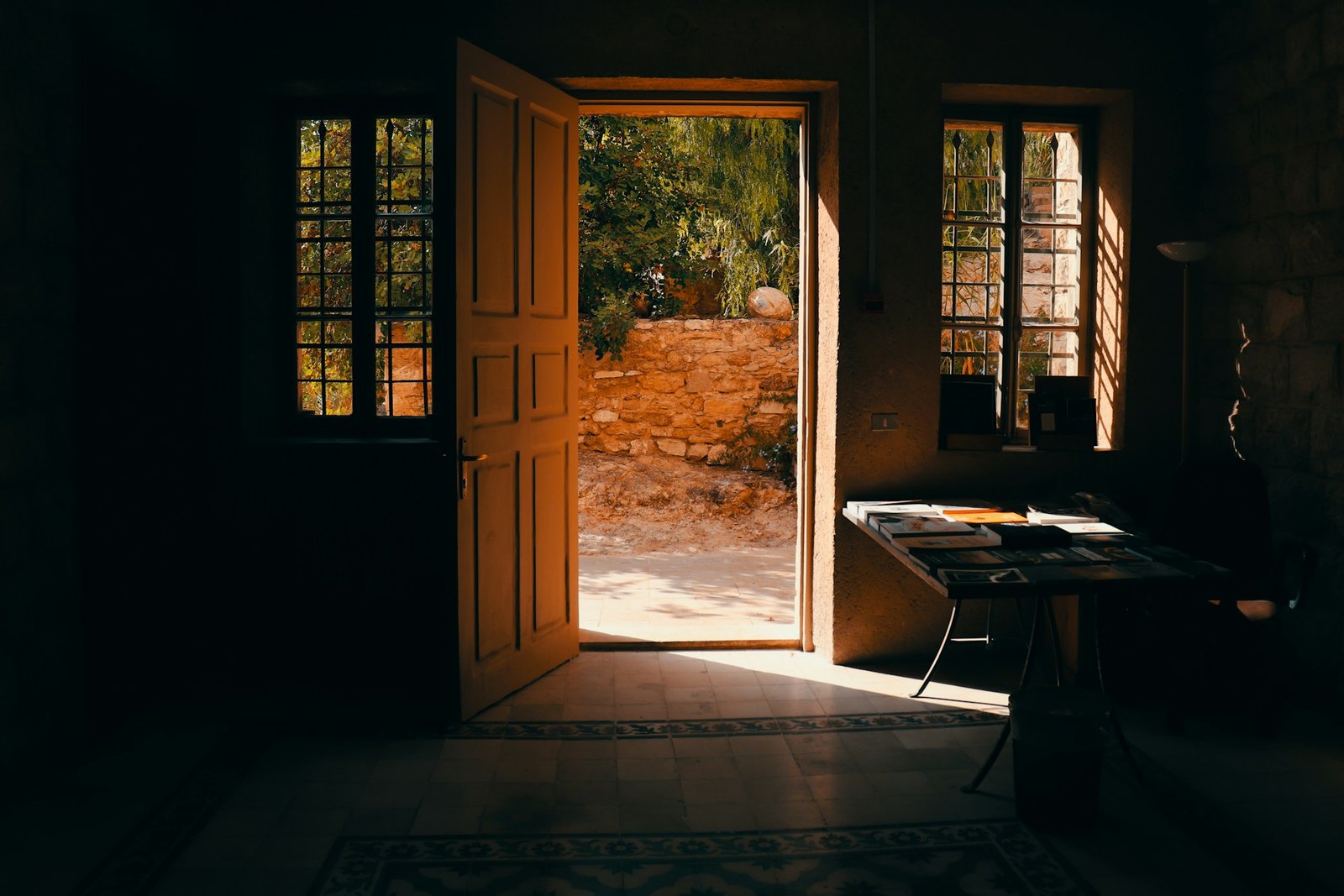 Alte Holztür in einem leicht ungleichmäßigen Türrahmen