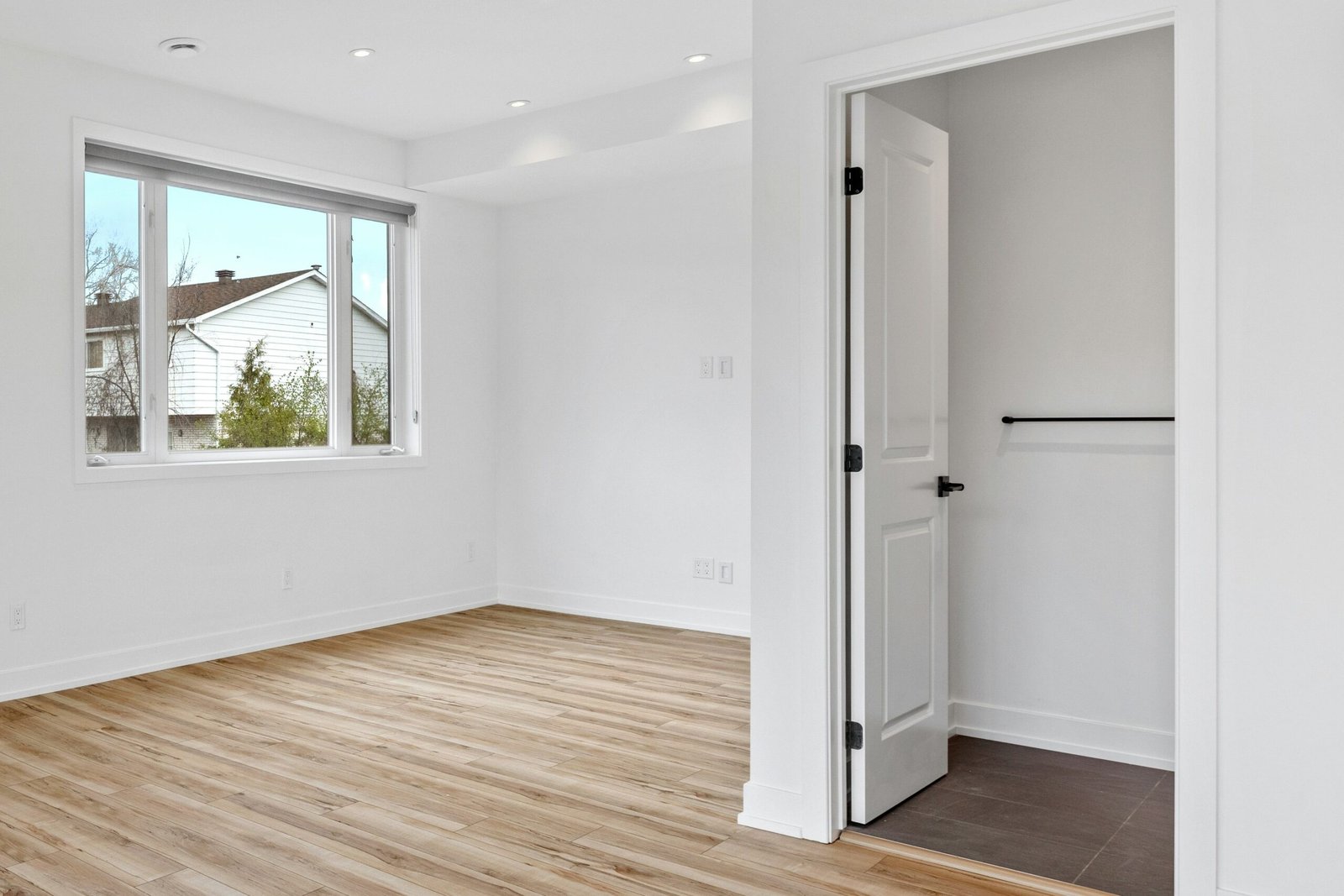 Alte Holztür mit sichtbaren Scharnieren und Rahmen