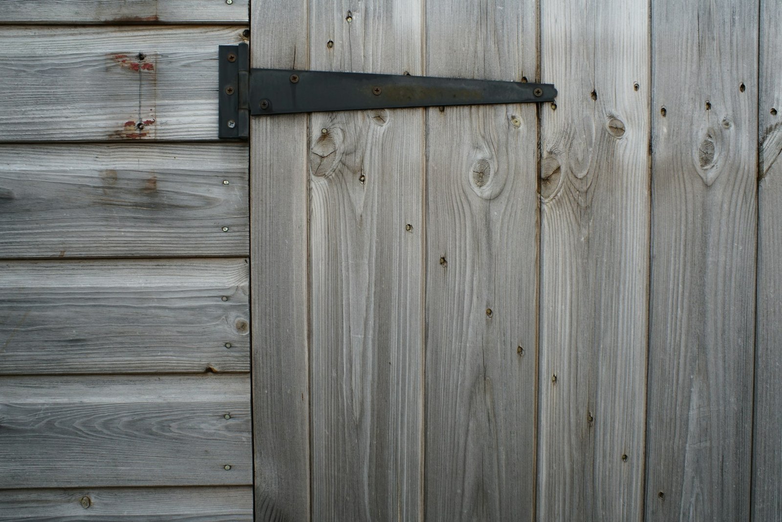 Verstellbares Türscharnier mit sichtbaren Einstellschrauben