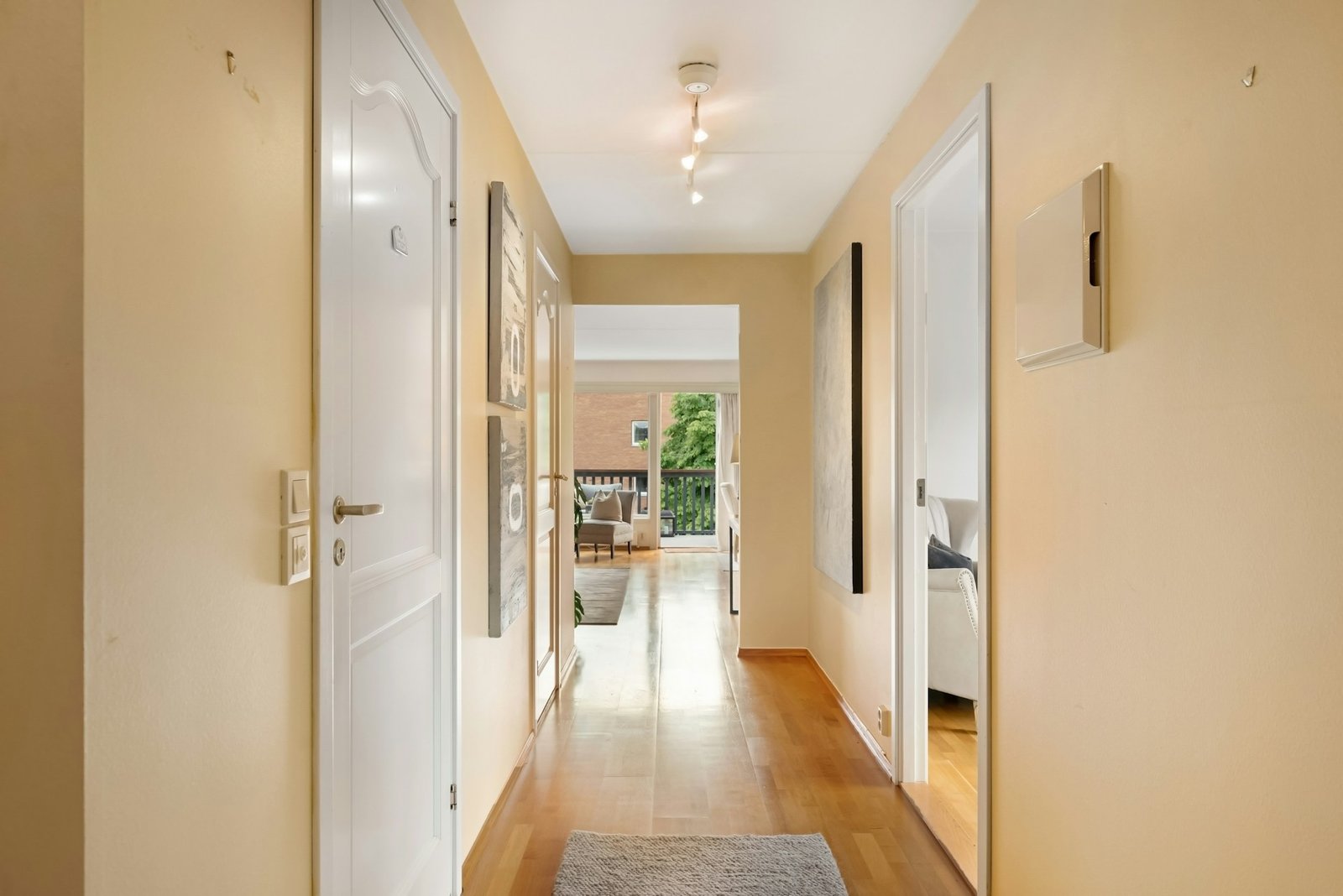 Holztür im Rahmen mit sichtbarem Spaltmaß