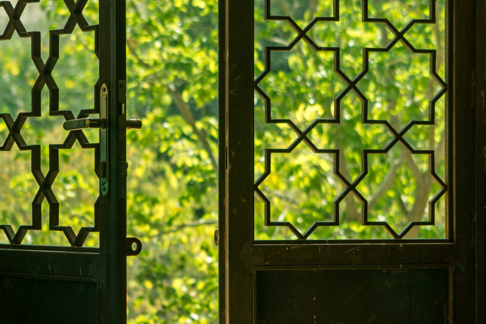 Türfalle trifft auf Schließblech im Türrahmen