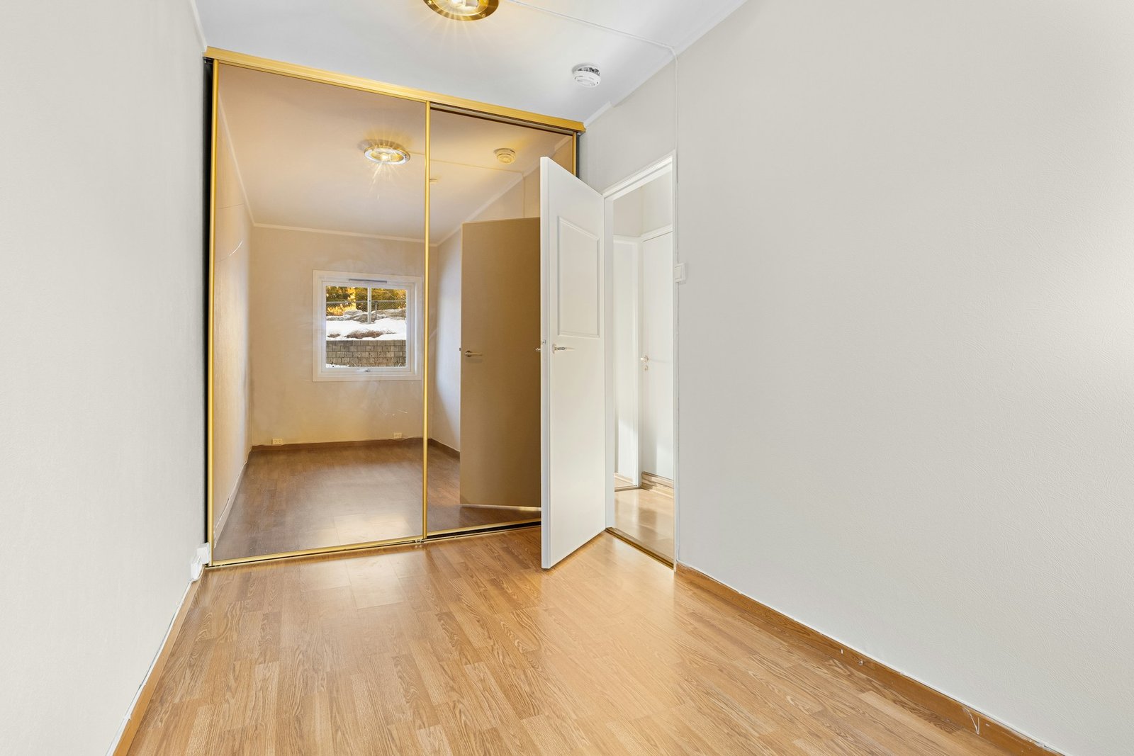 Hand drückt eine Innentür fest in den Rahmen