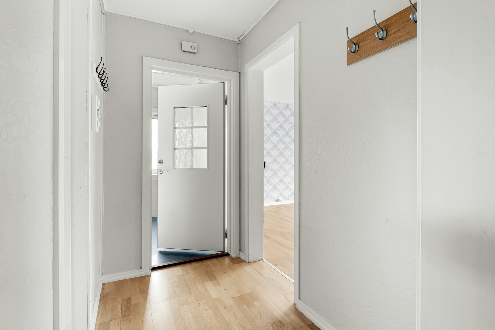 Neu montierte Tür mit sichtbaren Scharnieren am Rahmen