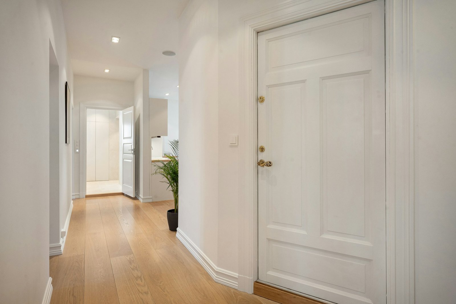 Innentür steht leicht geöffnet im Türrahmen