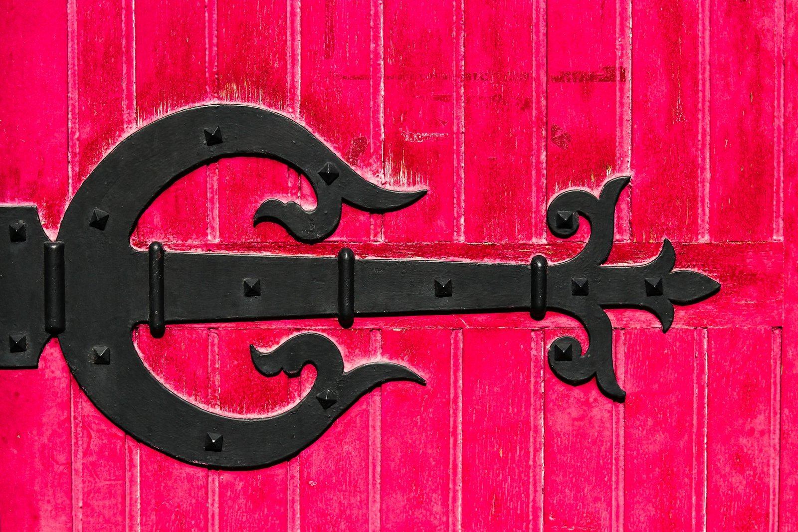 Person prüft Spaltmaß einer Innentür am Rahmen