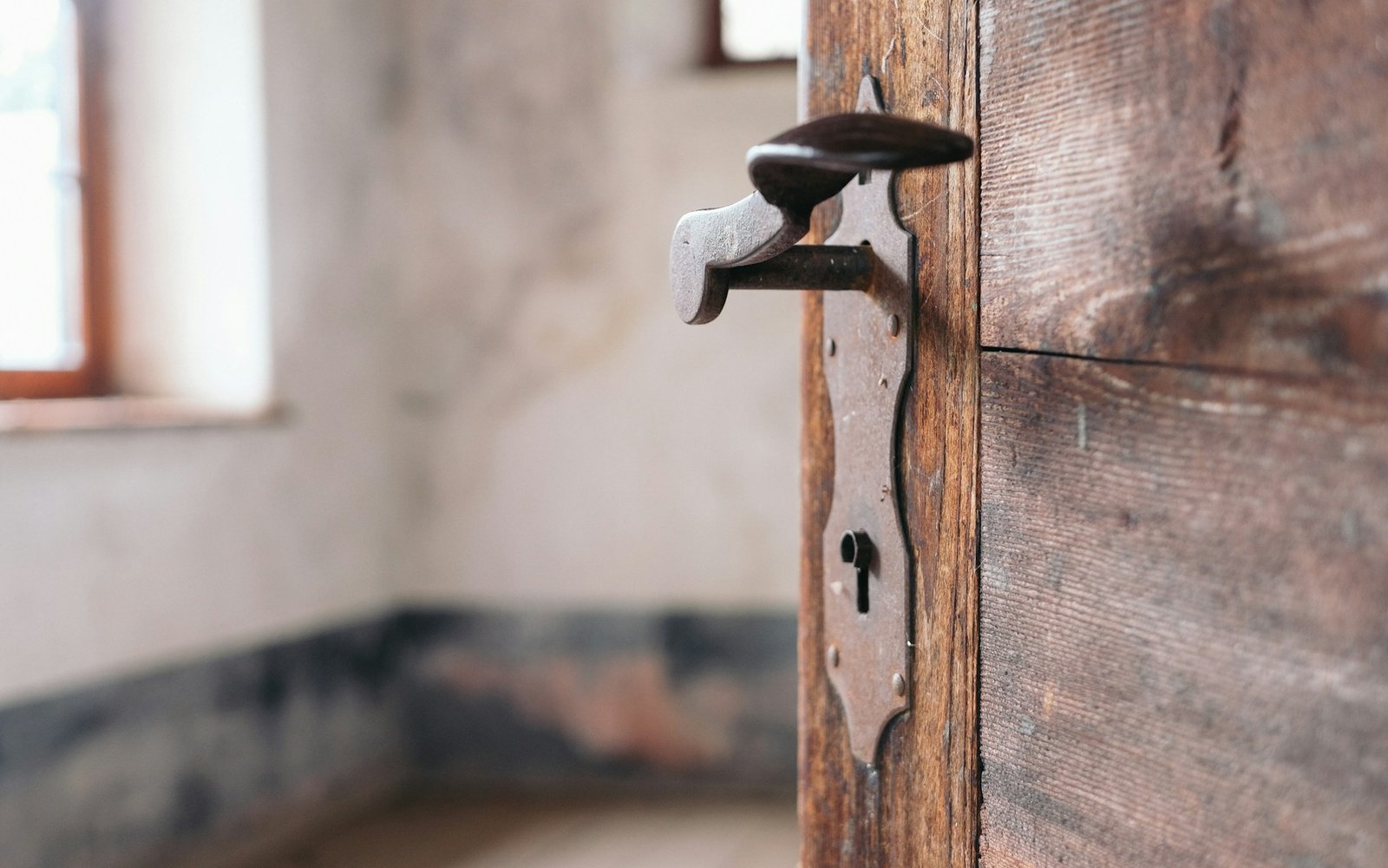 Innentür steht leicht geöffnet in einem Wohnraum