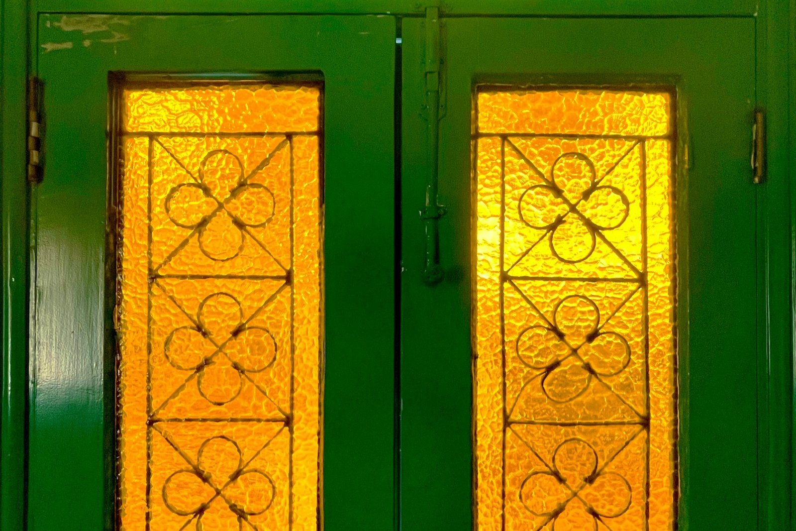 Geöffnete Zimmertür mit sichtbaren Scharnieren am Rahmen