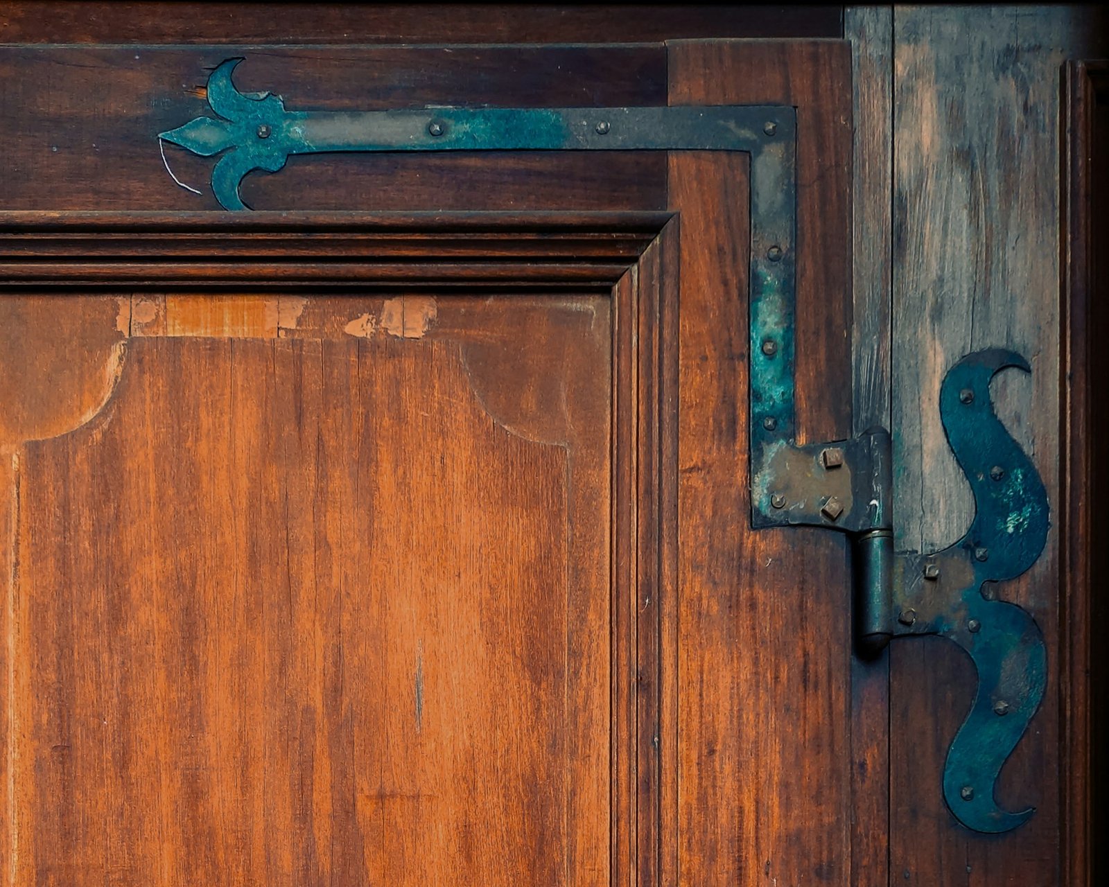 Alte Holztür im Rahmen