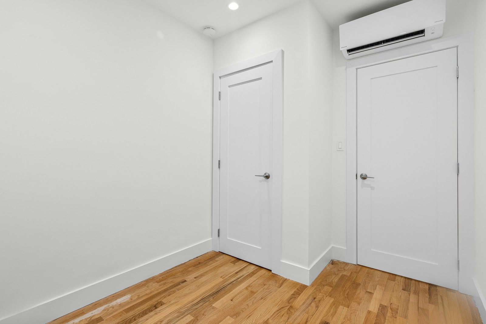 Frisch gestrichene Tür im Rahmen